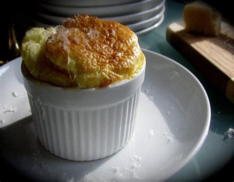 Soufflé de coliflor en ramekin dorado