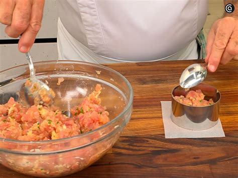proceso de dar forma a hamburguesas con aro de emplatar