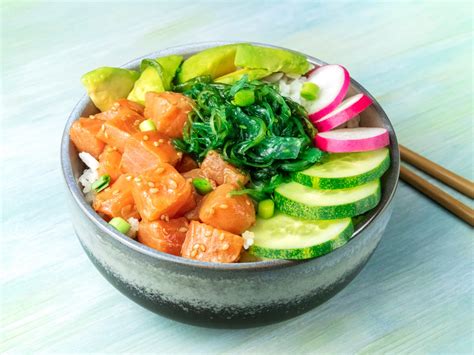 Poke bowl de salmón con algas wakame