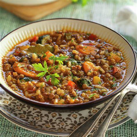 Plato tradicional de lentejas con hueso y verduras