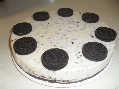 Tarta de galletas Oreo y chocolate blanco con un trozo cortado