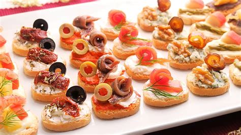 Variedad de tostadas y canapés