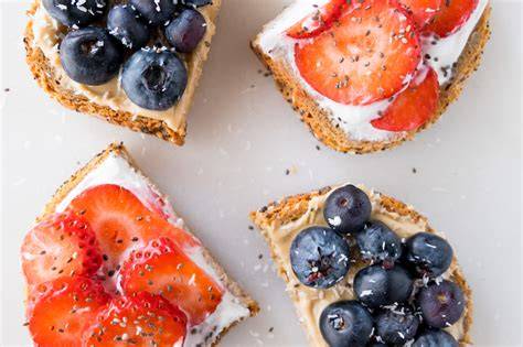 Tostadas dulces con fruta y queso