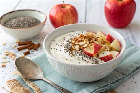 Postre de manzana con yogur griego listo para servir