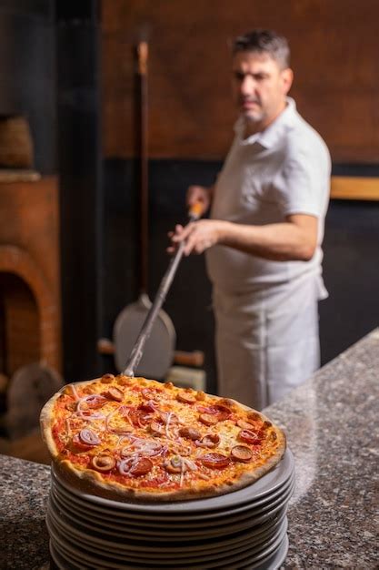 Chef David Guibert preparando pizza