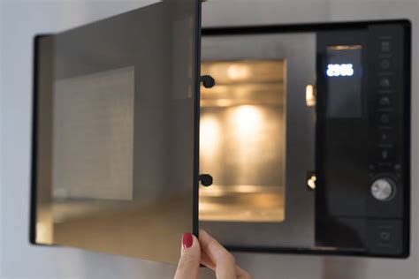 Signos de daño en el interruptor de la puerta del microondas