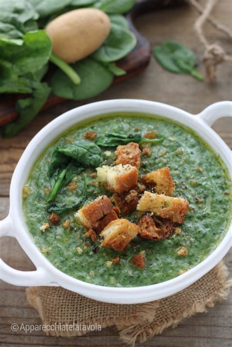 Plato de crema de espinacas servido con croutons y especias