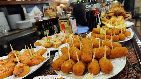 Variedad de croquetas en una barra de pintxos donostiarra