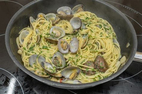 Espaguetis con almejas salteados en sartén