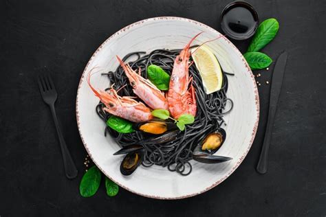 Espaguetis negros con mariscos y limón