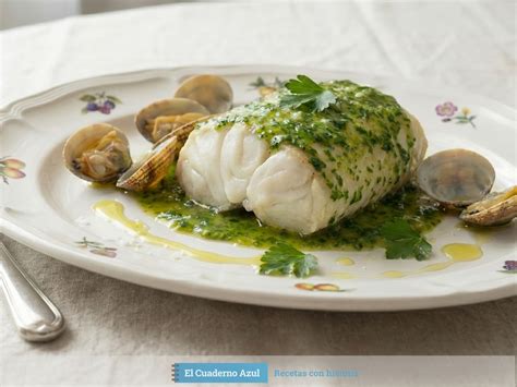 Plato de merluza en salsa con perejil fresco