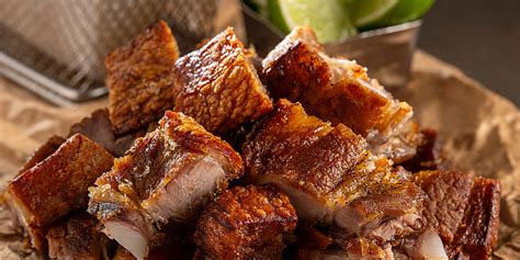 Chicharrones de cerdo colombianos con arepa y chocolate