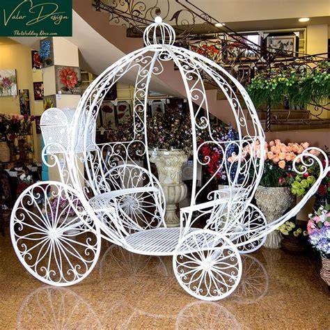 Imagen de un carruaje de calabaza de hierro forjado con decoraciones florales