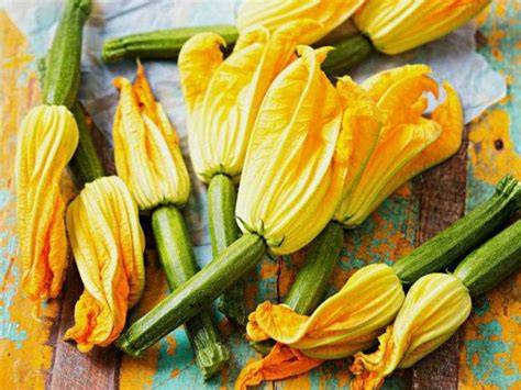 Flores de calabaza frescas en una canasta