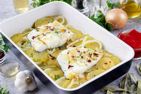 Plato de bacalao al horno decorado con finas hierbas