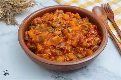 Pisto de verduras cocinándose en una sartén
