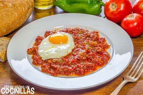 Plato de pisto con huevo frito