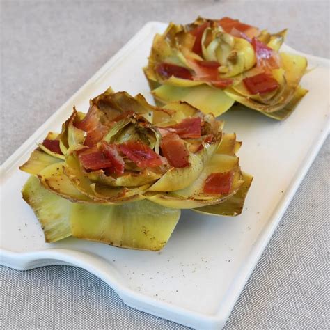 Tierra de alcachofa en un plato