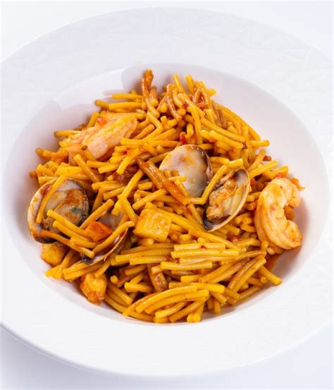 Plato de fideuà recién hecha con marisco