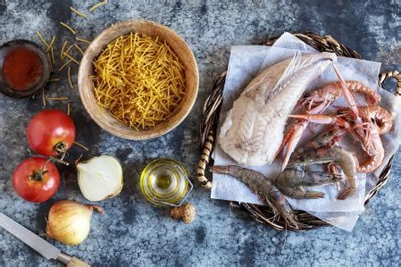 Variedad de ingredientes frescos para fideuà