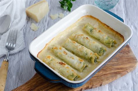 Fuente de canelones vegetarianos recién horneados