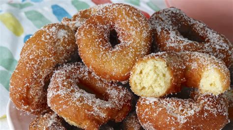 Ilustración de rosquillas fritas y dulces
