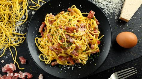 Plato de pasta a la carbonara con guanciale