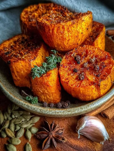 Calabaza asada con especias en bandeja de horno