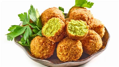 Falafel frito y falafel horneado en un plato