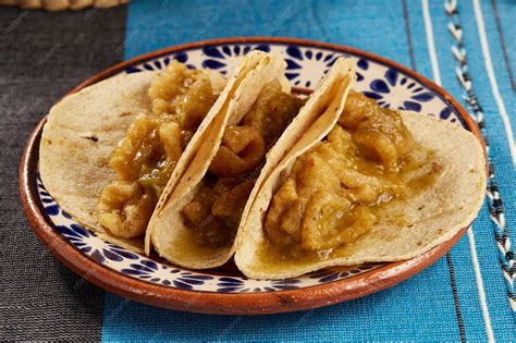 Tacos de chicharrón en salsa