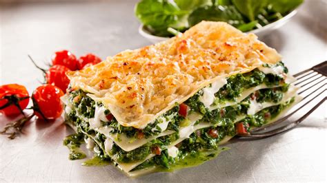 Capas de lasaña de salmón y espinacas antes de hornear