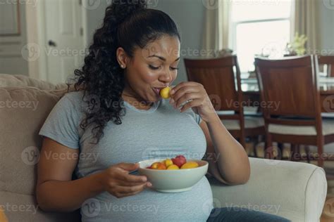 Mujer embarazada comiendo huevo frito bien cocido