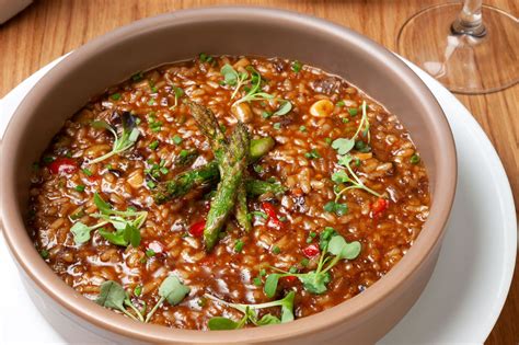 Arroz meloso de rabo de toro con setas en un plato
