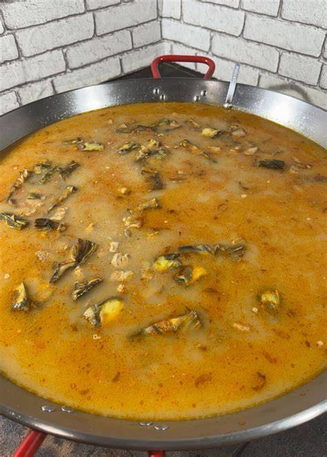 Arroz y caldo en la paellera