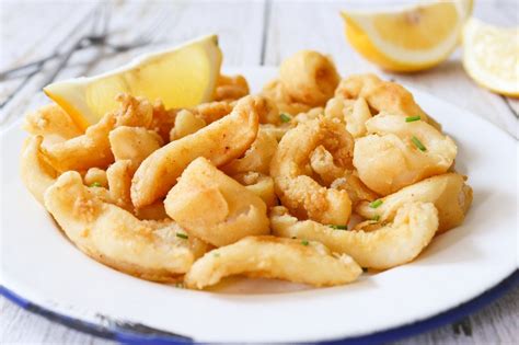 Plato de chocos fritos a la andaluza con limón