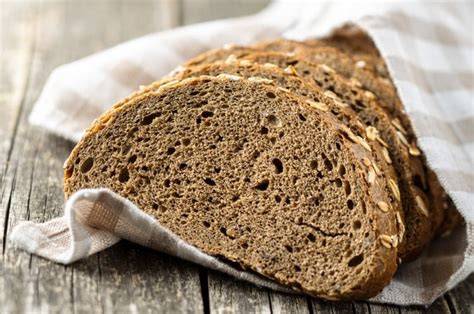 comparativa entre una tortita de arroz y una rebanada de pan integral