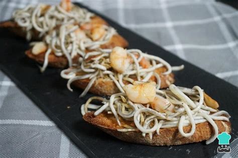 Tosta de gulas con gambas y alioli