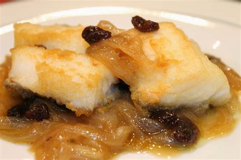 Bacalao con cebolla caramelizada y pasas en hojaldre