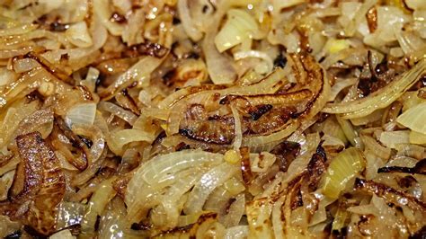 Cebolla caramelizándose en una sartén