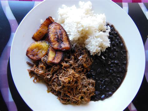 Plato de caraotas negras con arroz blanco