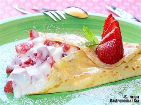 Crepes rellenos de mascarpone y fresas listos para servir