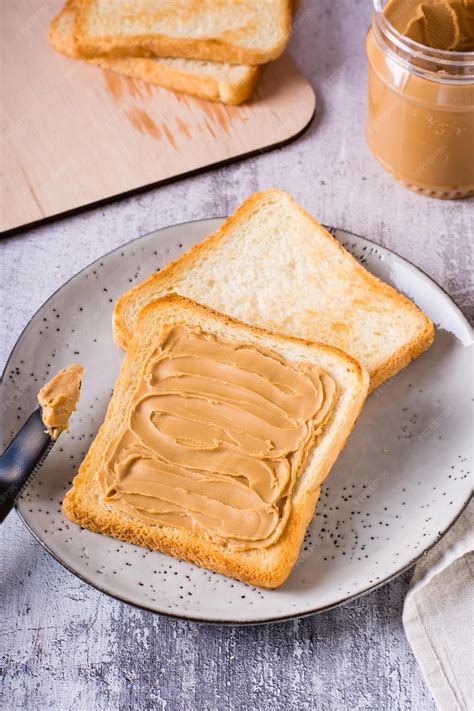 Mantequilla de zanahoria servida en un tazón con pan tostado