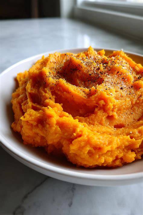 Relleno de boniato cremoso en un bol, listo para verter