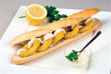 Ingredientes para un bocadillo de calamares con mayonesa