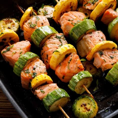 Brochetas de salmón y calabacín a la parrilla