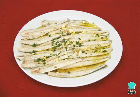 Plato de boquerones en vinagre con perejil y ajo