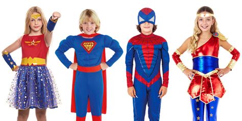 Niños disfrazados de superhéroes y personajes de cuentos de hadas