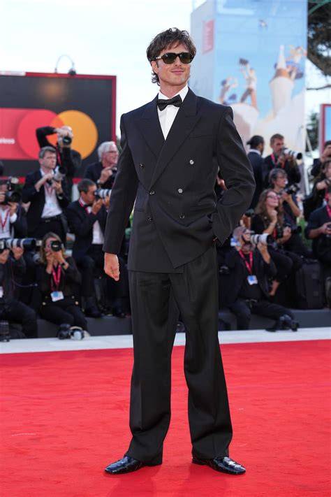 Jacob Elordi posando en alfombra roja