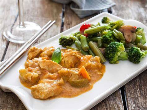 Pollo al curry acompañado de arroz y verduras