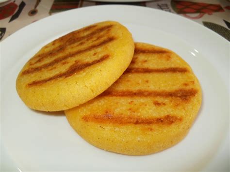 Collage de platos elaborados con harina de maíz: arepas, tamales, polenta